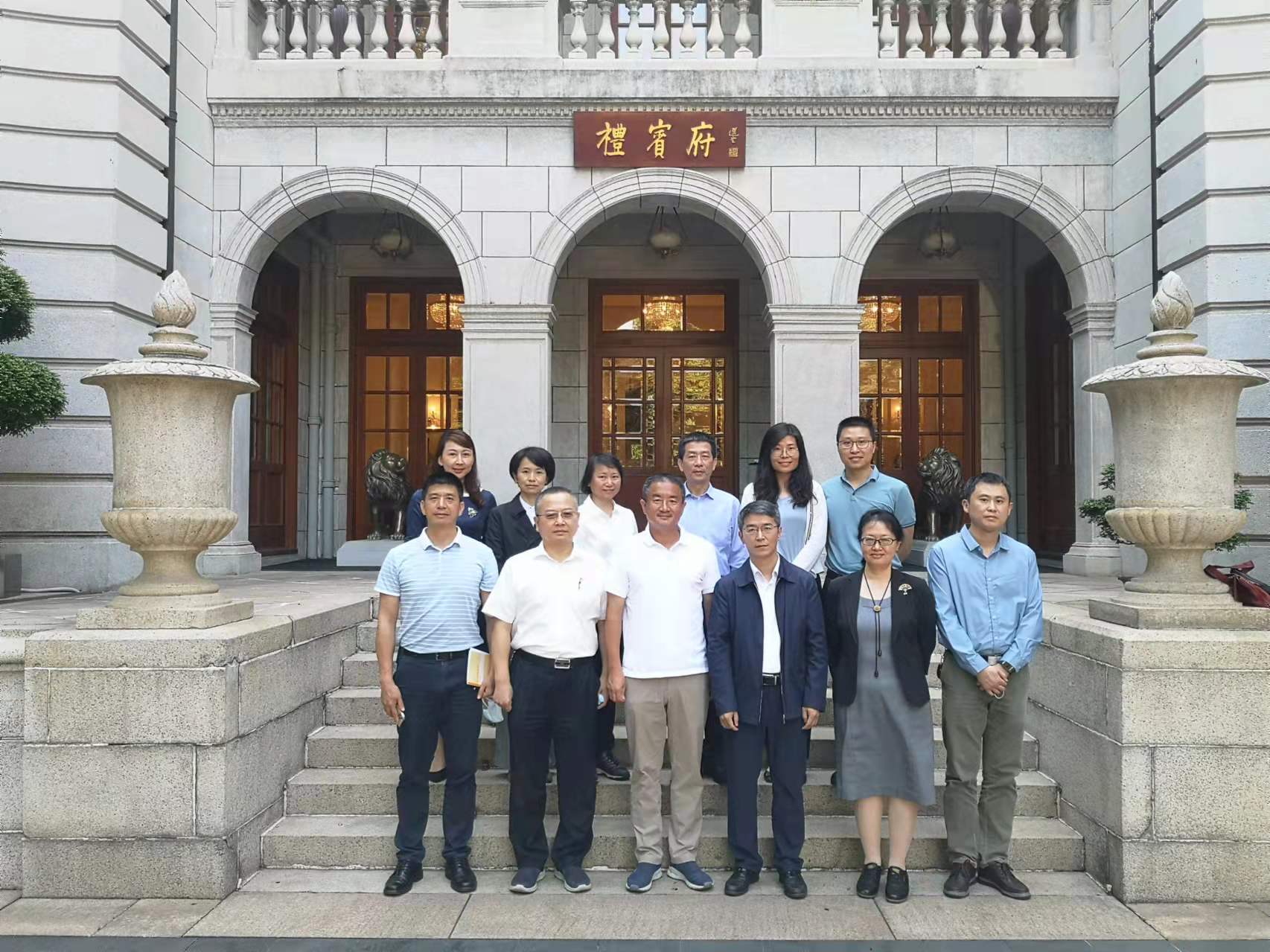 礼宾府合影.jpg