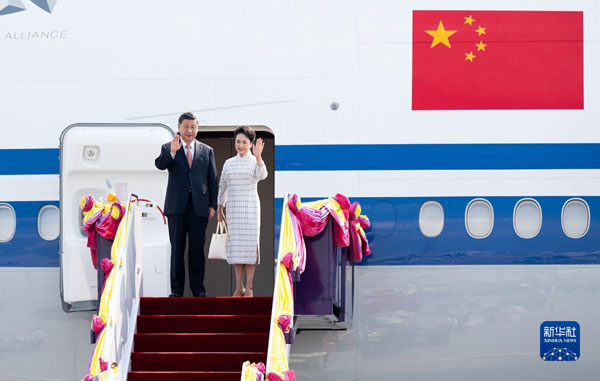 习近平抵达曼谷出席亚太经合组织会议.jpg
