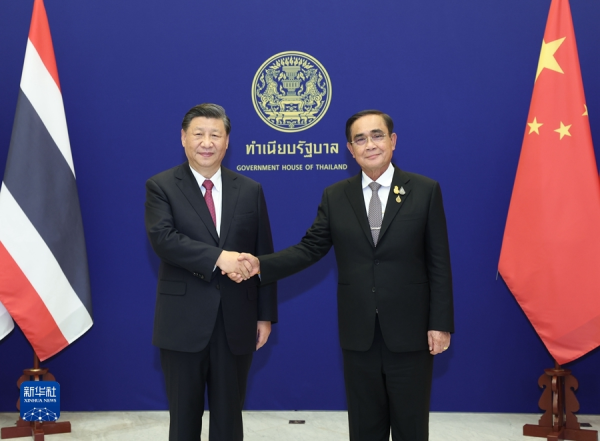 习近平与泰国总理会谈.jpg