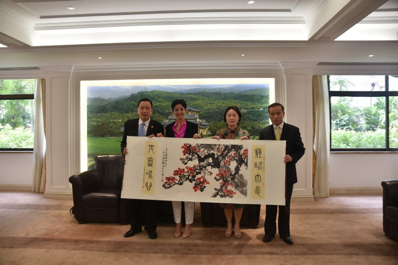 柳琛子主任会见意大利离任总领事1.JPG