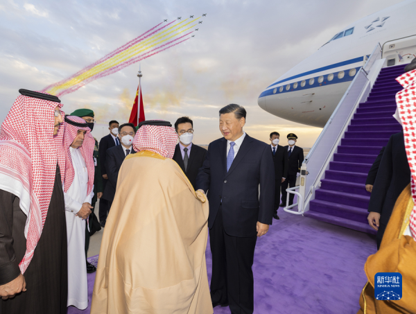 习近平抵达利雅得出席首届中国—阿拉伯国家峰会、中国—海湾阿拉伯国家合作委员会峰会并对沙特进行国事访问.jpg