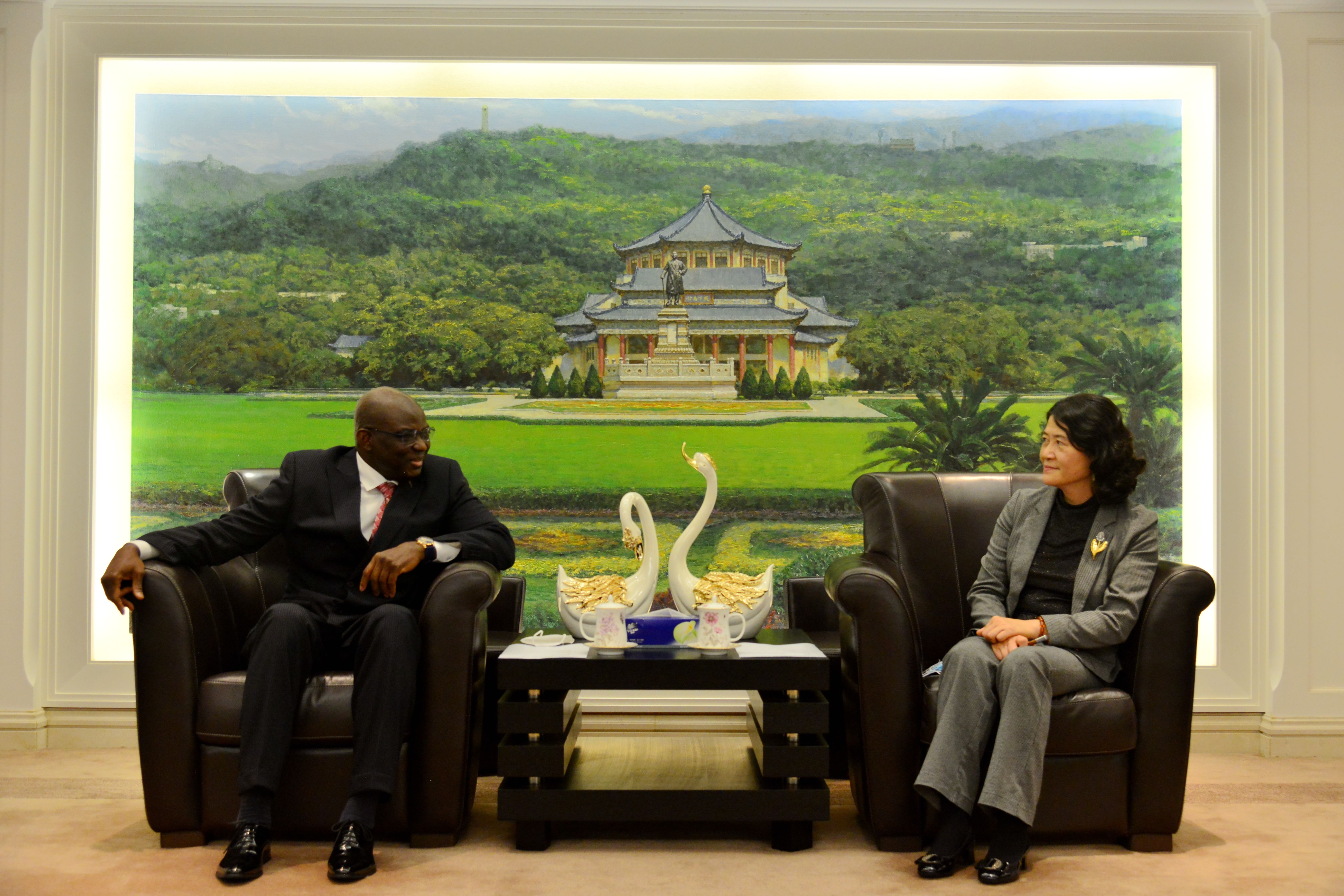 1月13日钱红洁副主任会见冈比亚驻华大使康蒂.JPG