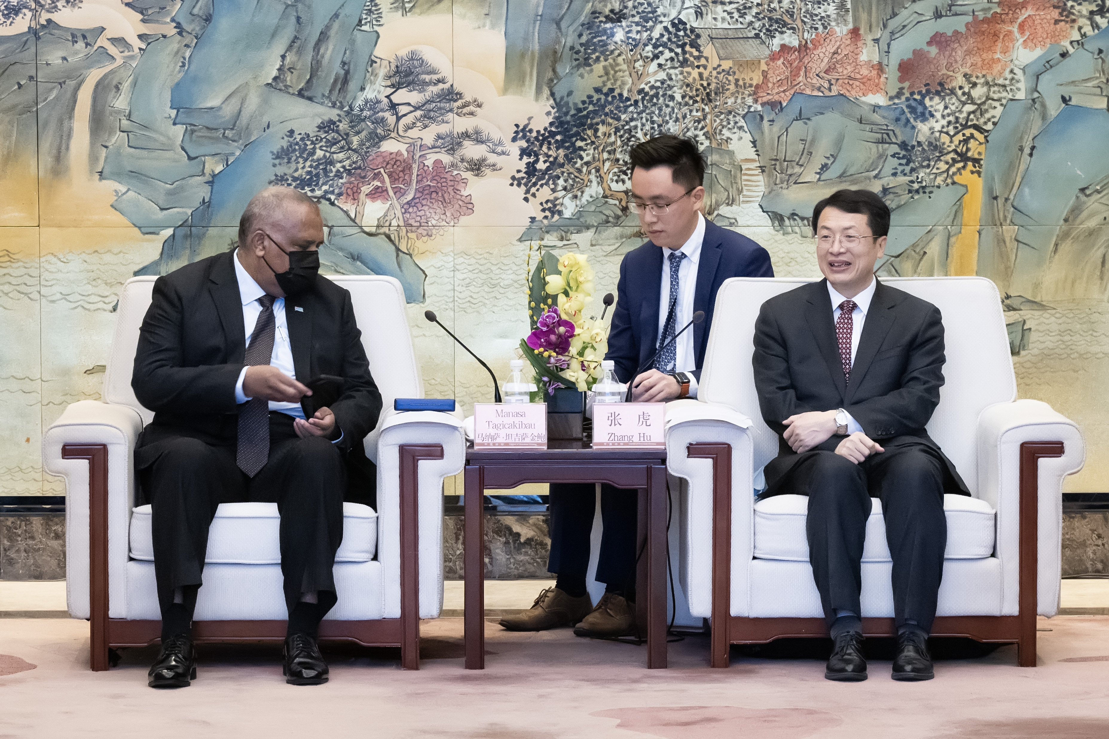 张虎常务副省长会见太平洋岛国驻华使节.jpg