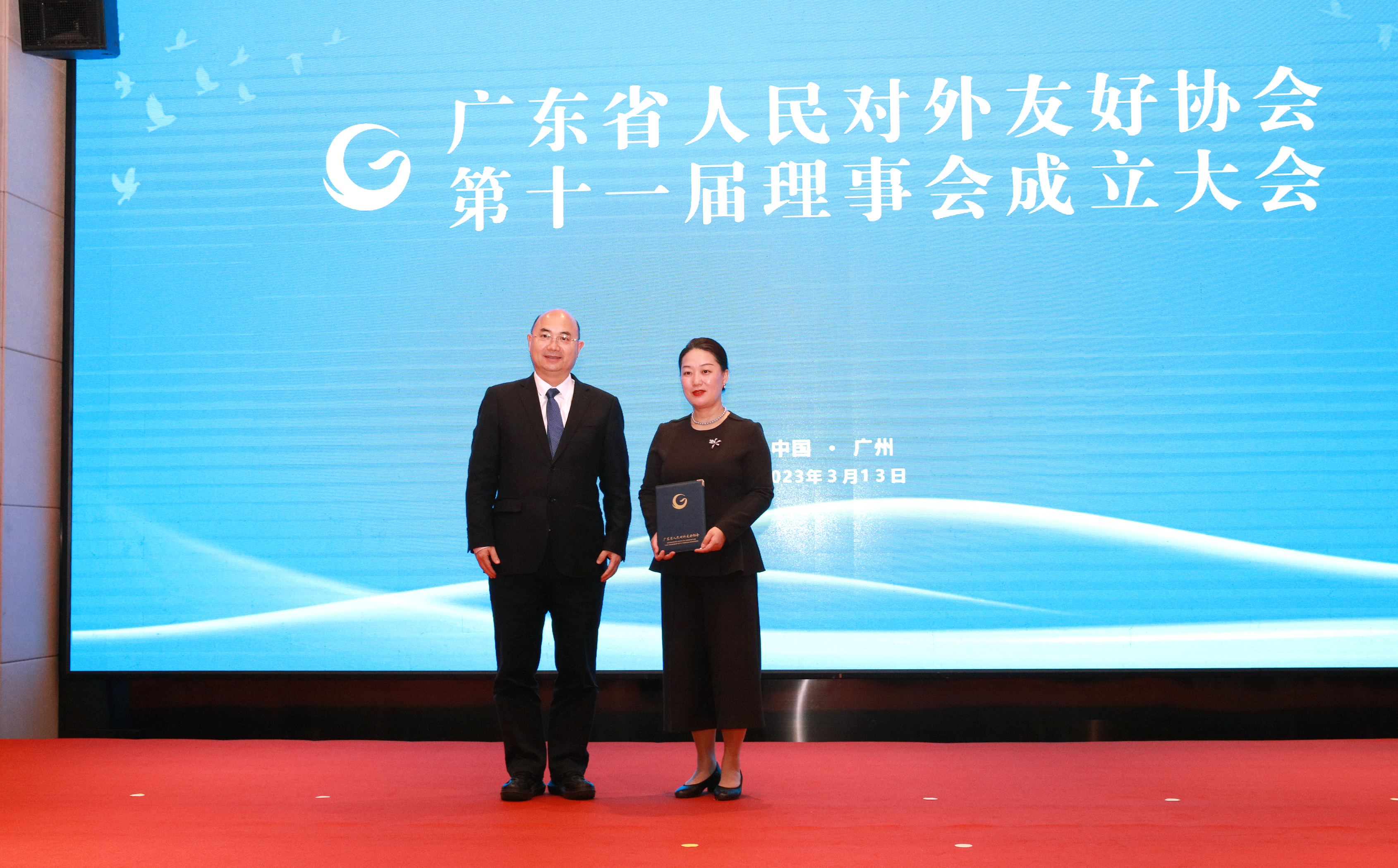省领导向会领导颁发聘书（发消息）.JPG