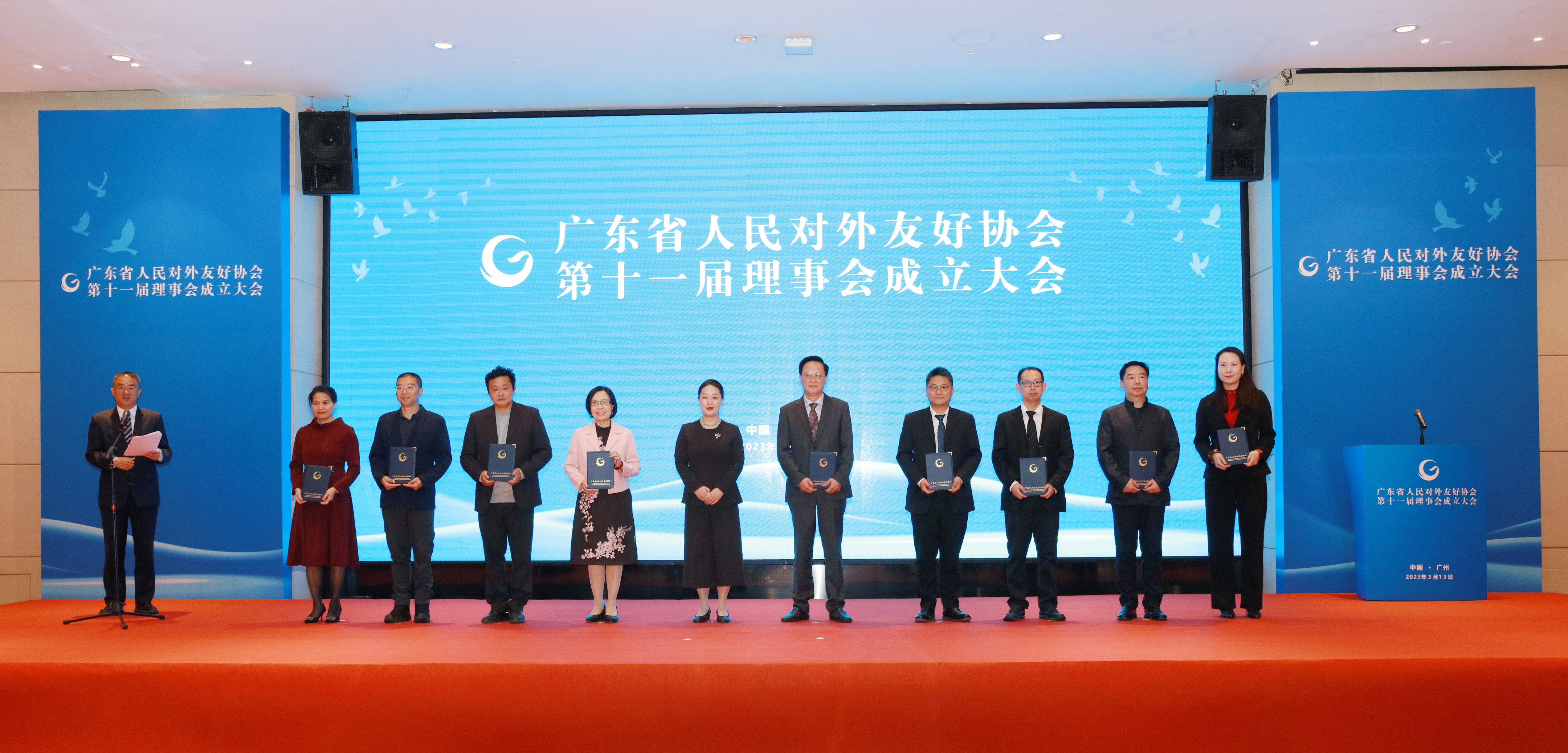 会长颁发特邀理事聘书（发消息）.JPG