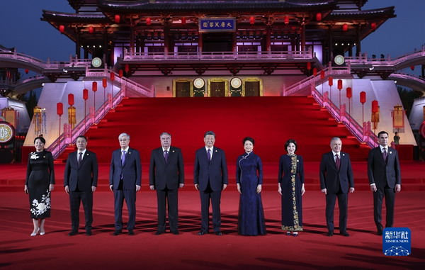 习主席夫妇为出席中国-中亚峰会五国元首夫妇举行欢迎仪式.jpg