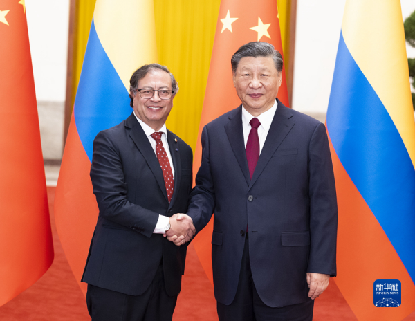 习近平同哥伦比亚总统会谈.jpg