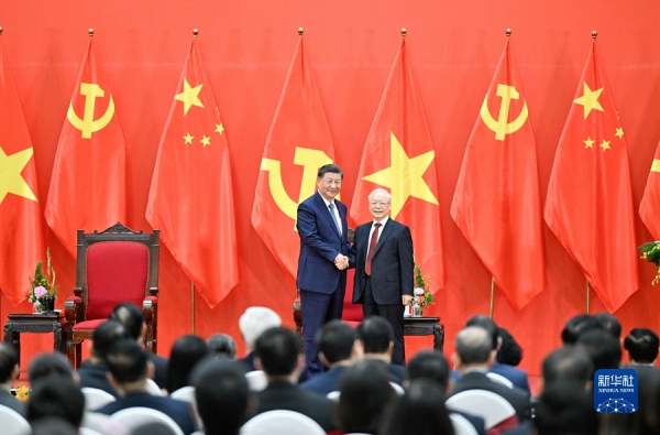 习近平和越共总书记共同会见中越两国青年和友好人士.jpg