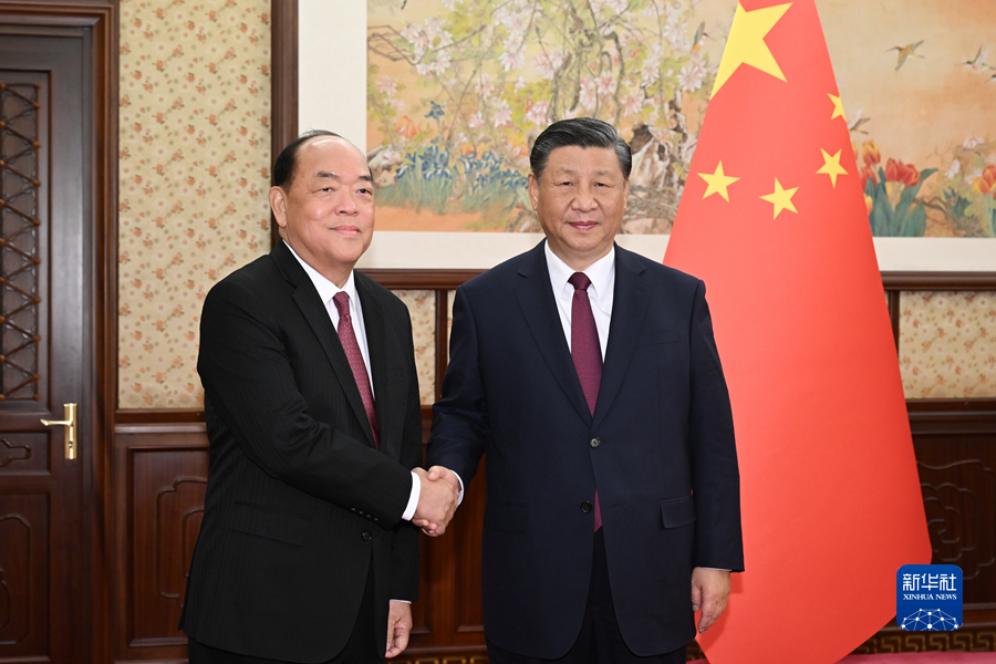 习近平听取澳门特首贺一诚汇报.JPG
