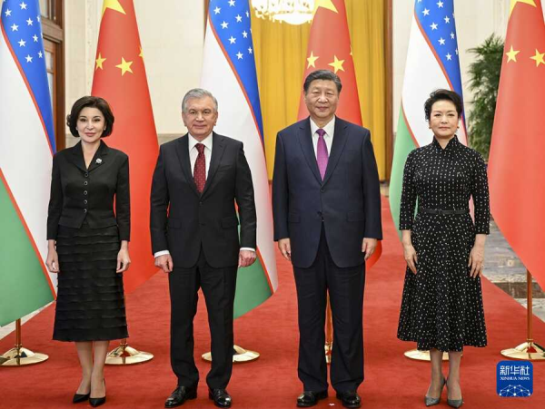 习近平同乌兹别克斯坦总统会谈.png