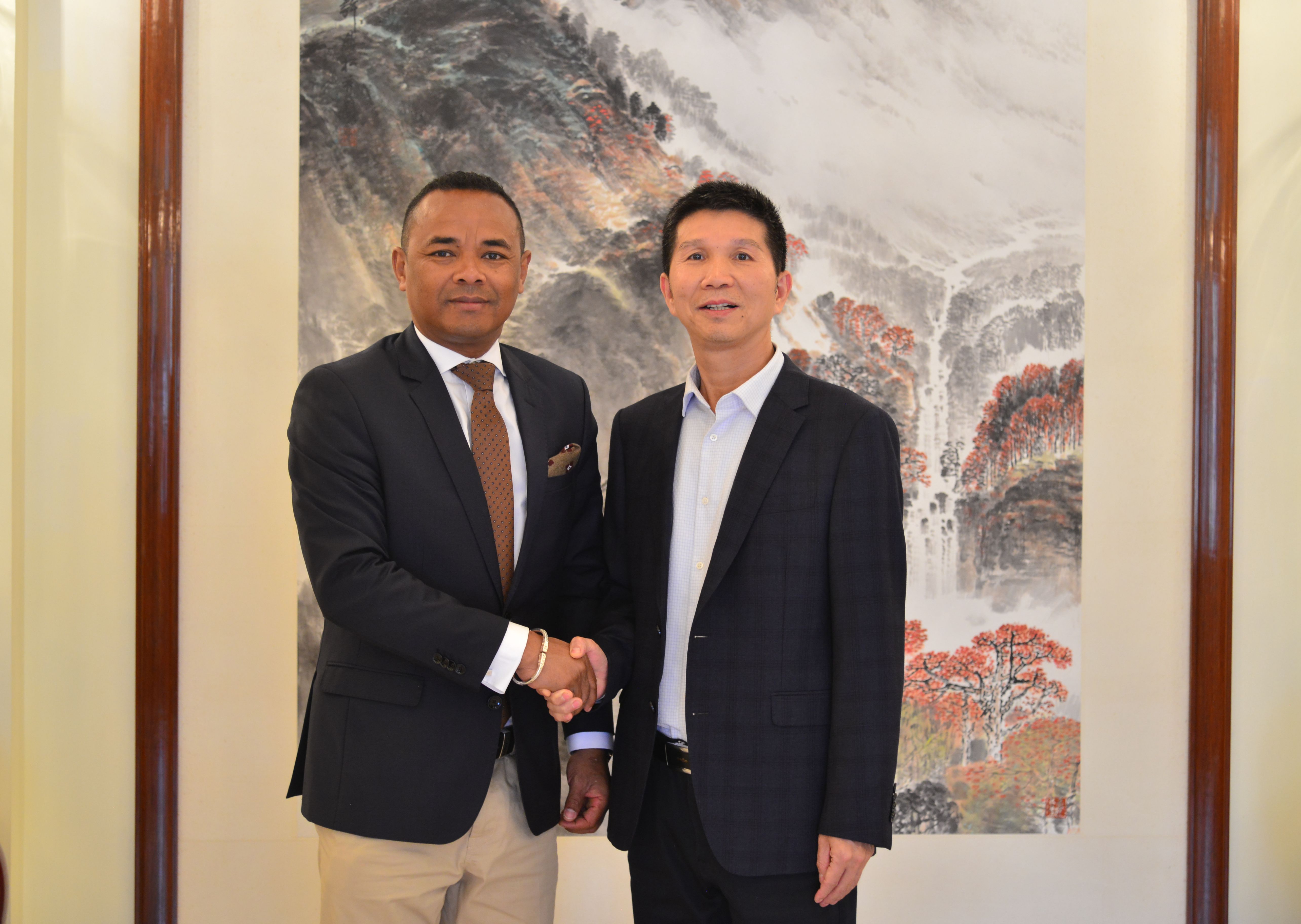 2月1日，何如胜副主任会见马达加斯加外交部秘书长塔依希.JPG
