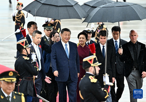 习近平抵达巴黎开始对法国国事访问.png