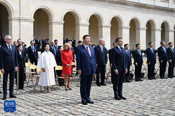 习近平出席法国总统马克龙举行的隆重欢迎仪式.png