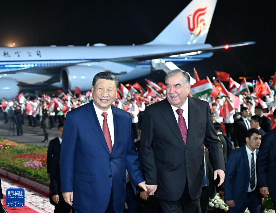 习近平抵达杜尚别对塔吉克斯坦进行国事访问.jpg