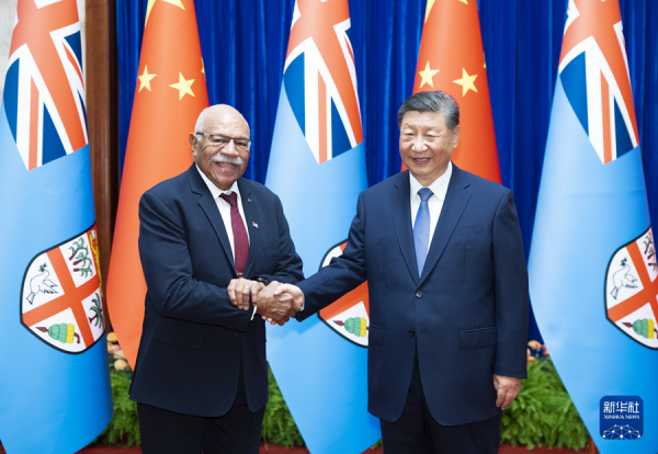 习近平会见斐济总理兰布卡.png