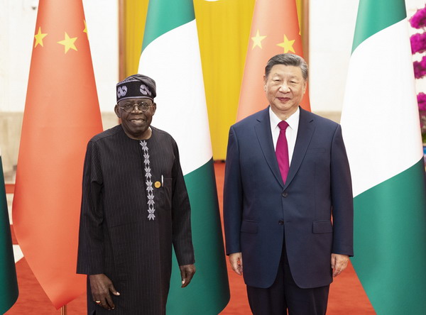 习近平同尼日利亚总统会谈.jpg