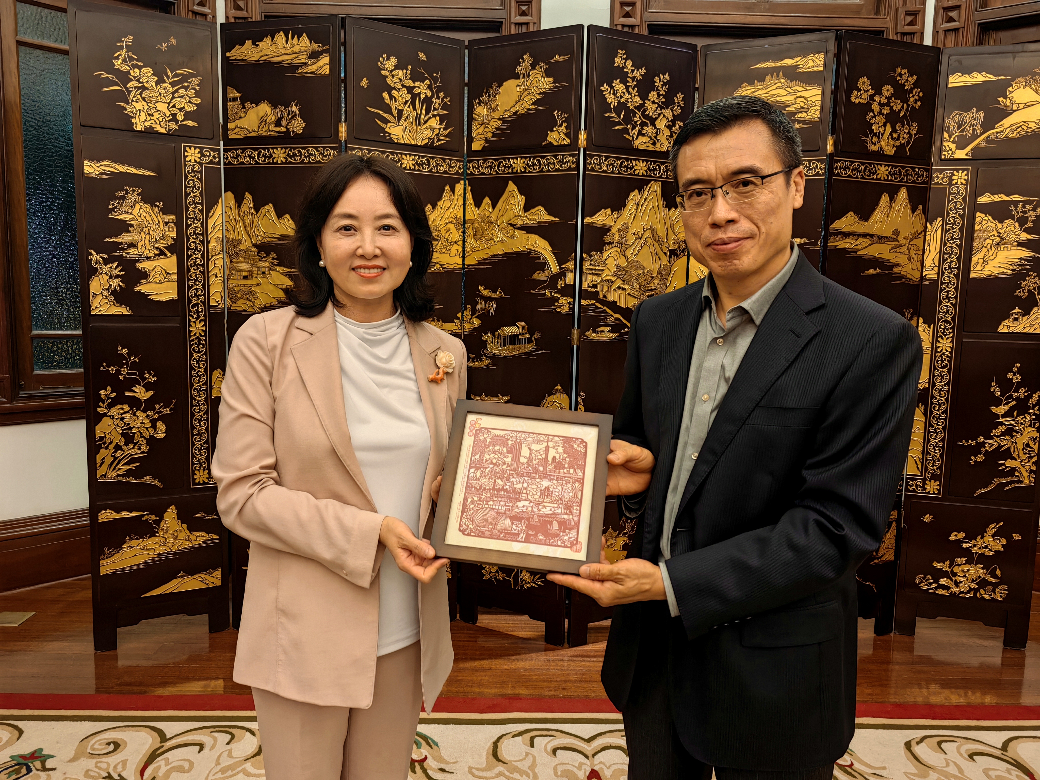 李主任与曲欢会长合影.jpg