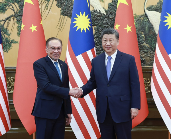 习近平会见马来西亚总理安瓦尔.jpg