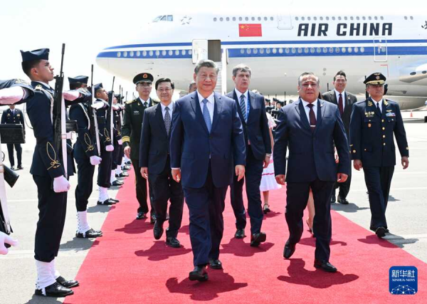 习近平抵达利马出席亚太经合组织领导人非正式会议并对秘鲁进行国事访问.png