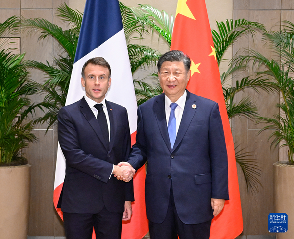 习近平会见法国总统马克龙.png