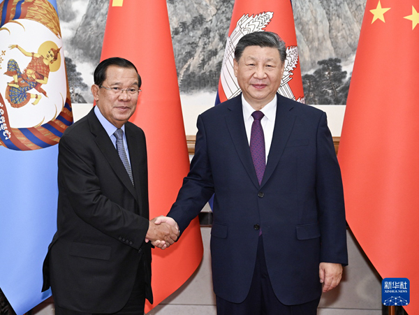 习近平会见柬埔寨人民党主席、参议院议长洪森.jpg