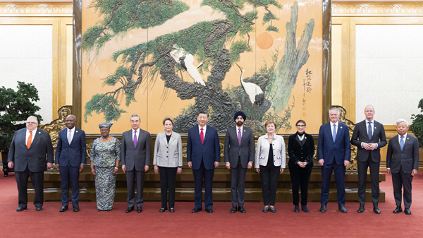 习近平会见主要国际经济组织负责人.jpg