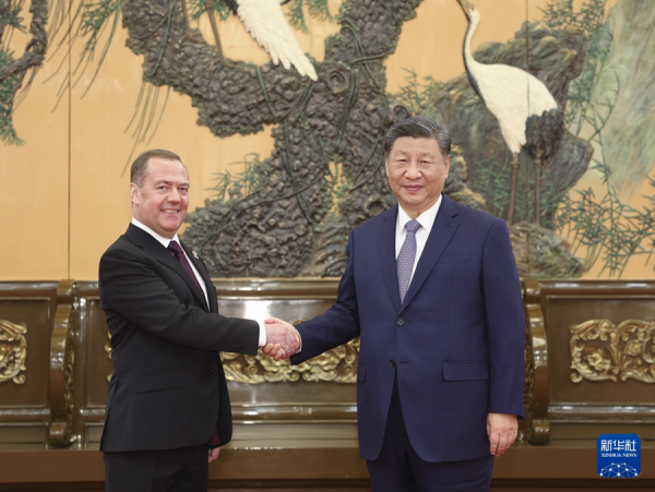 习近平会见俄罗斯统一俄罗斯党主席梅德韦杰夫.png