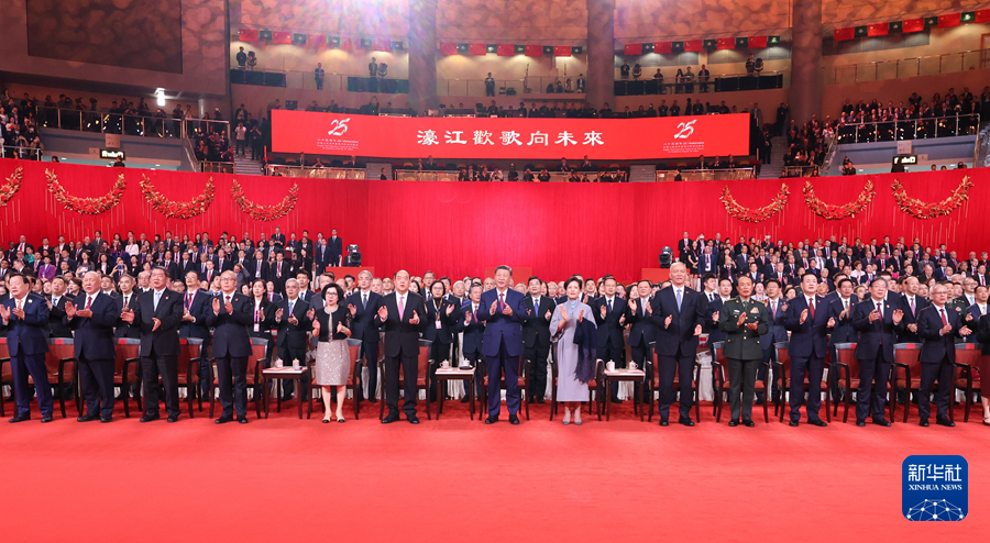 习近平出席和观看澳门回归祖国25周年庆祝文艺演出.jpg