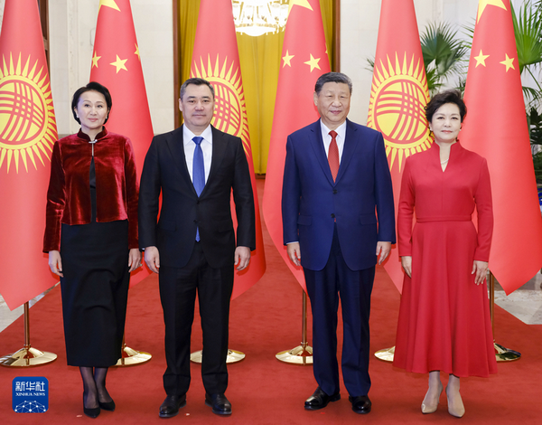 习近平同吉尔吉斯斯坦总统会谈.png