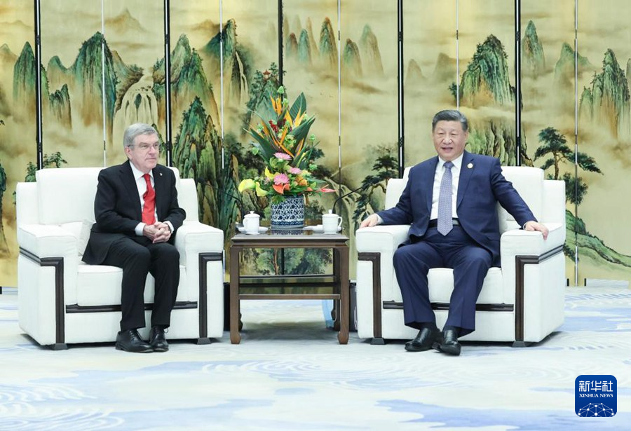 习近平会见国际奥委会主席巴赫.jpg
