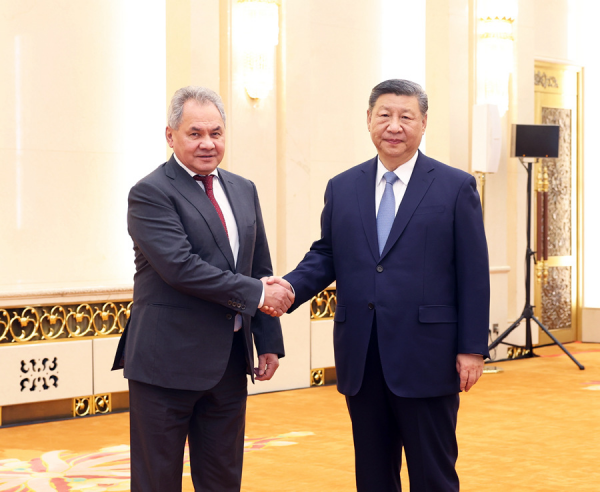 习近平会见俄罗斯安全会议秘书绍伊古.jpg