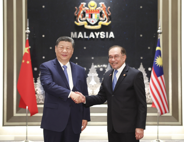 习近平同马来西亚总理安瓦尔会谈.jpg