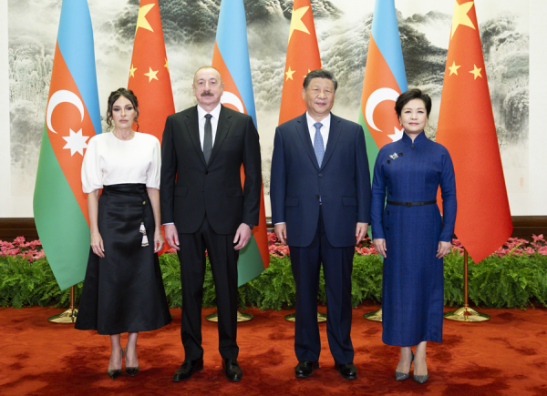 习近平同阿塞拜疆总统阿利耶夫会谈.jpg