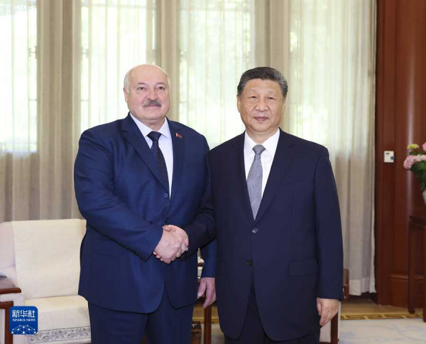 习近平会见白俄罗斯总统卢卡申科.png