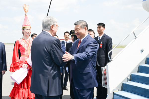 习近平抵达阿斯塔纳出席中国-中亚峰会.jpg