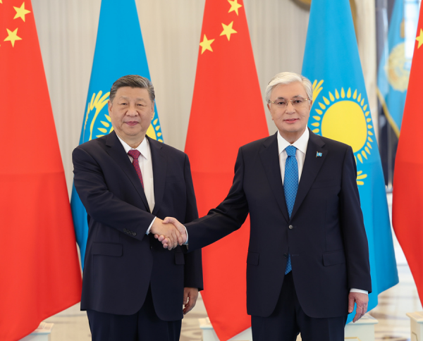 习近平同哈萨克斯坦总统托卡耶夫会谈.jpg