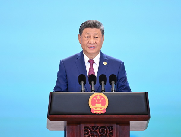 习近平和夫人彭丽媛为出席商合作组织的外国贵宾们举行欢迎宴会.jpg