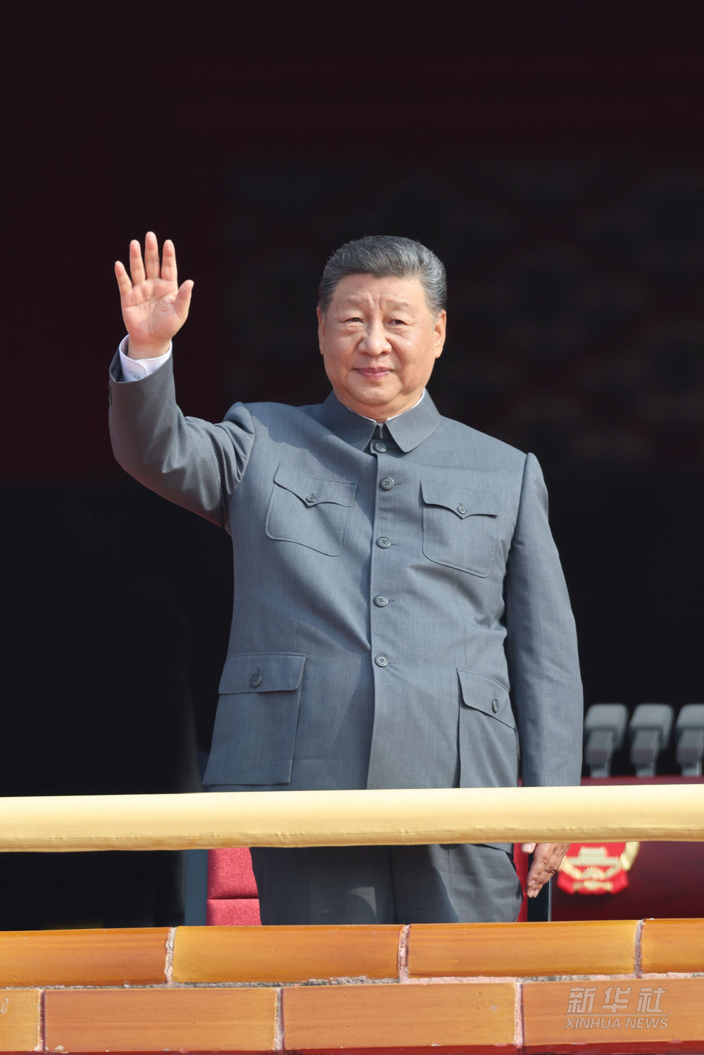 9月3日上午，习近平等来到天安门城楼主席台，全场爆发出雷鸣般的掌声。.jpeg