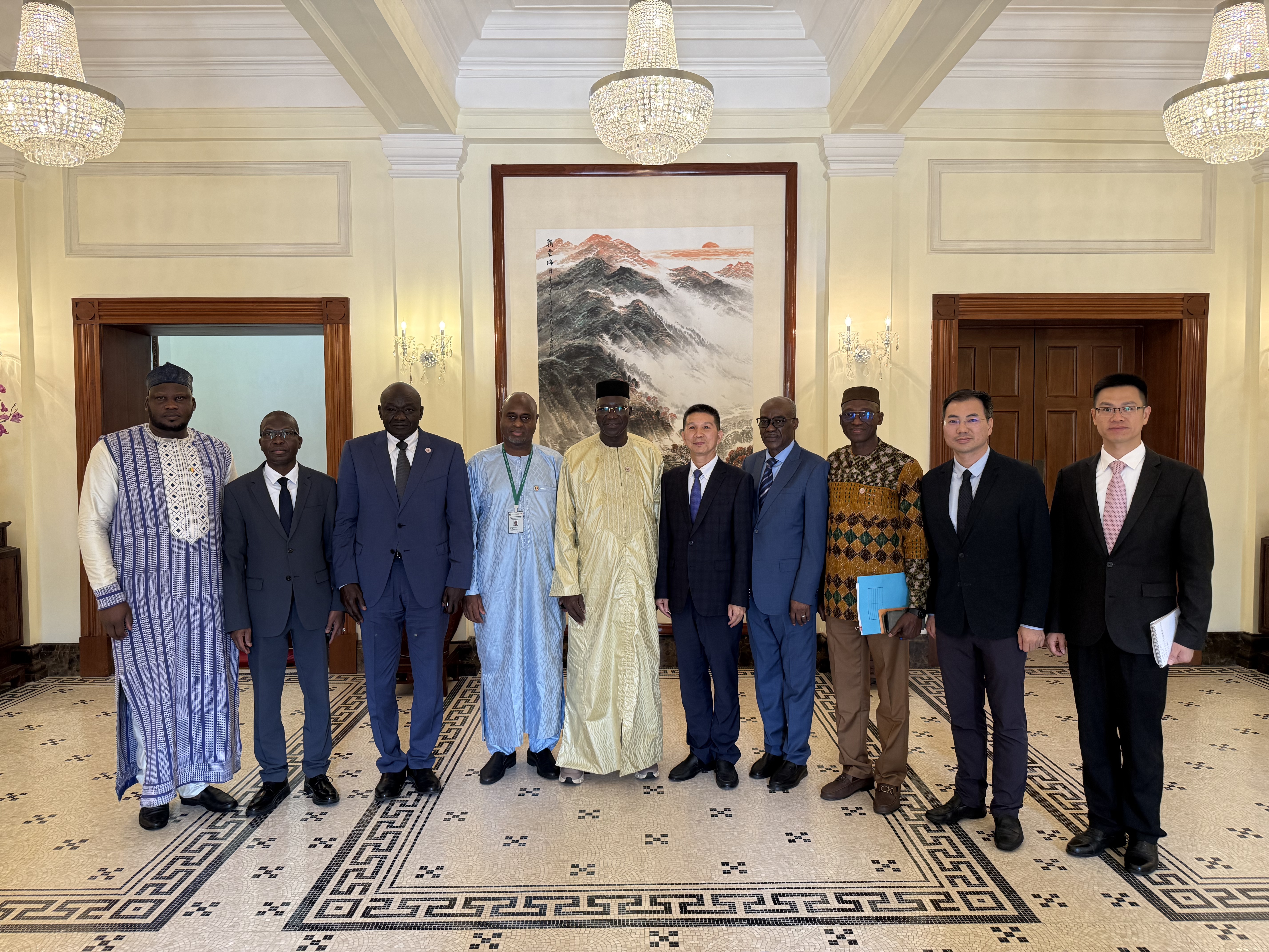 20260416何如胜副主任会见马里经济、社会、环境及文化委员会代表团1.jpg